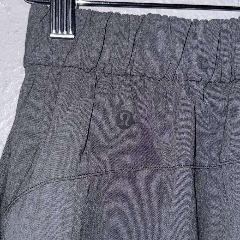 Lululemon Flat-Front Relaxed Short 4" In Graphite Grey Size 4 - Picture 5 of 6